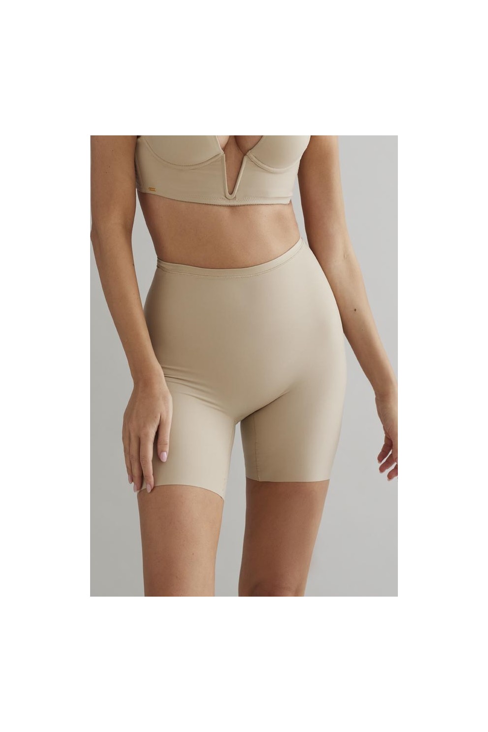 CINTURA COM CALÇAS CURTAS