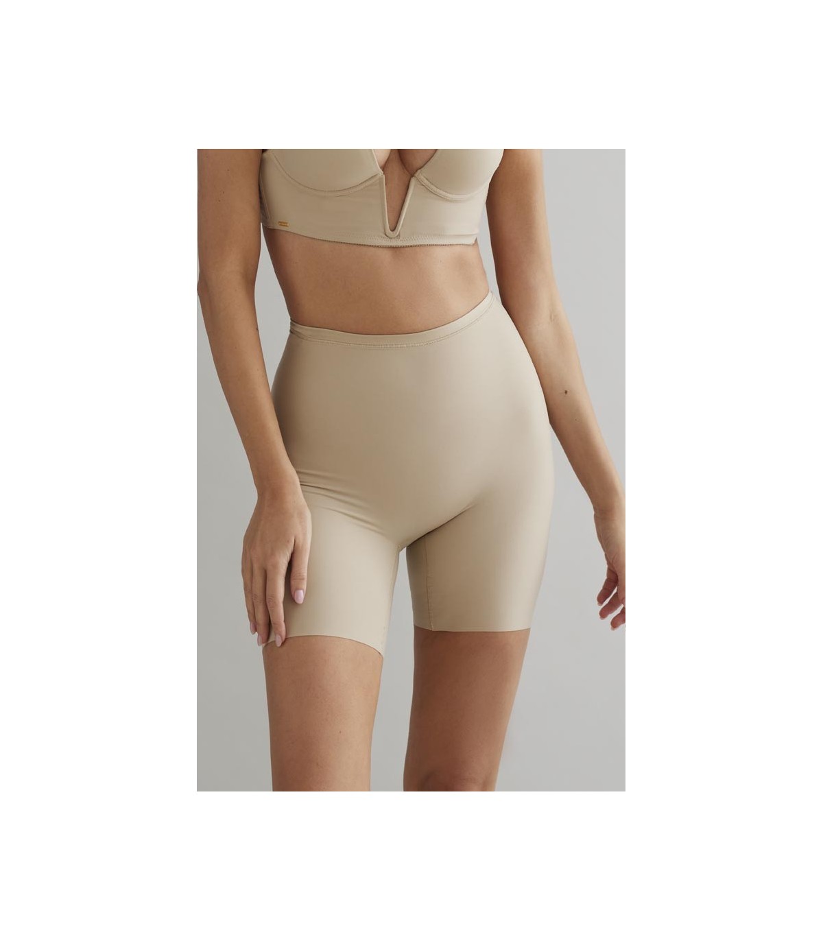 CINTURA COM CALÇAS CURTAS