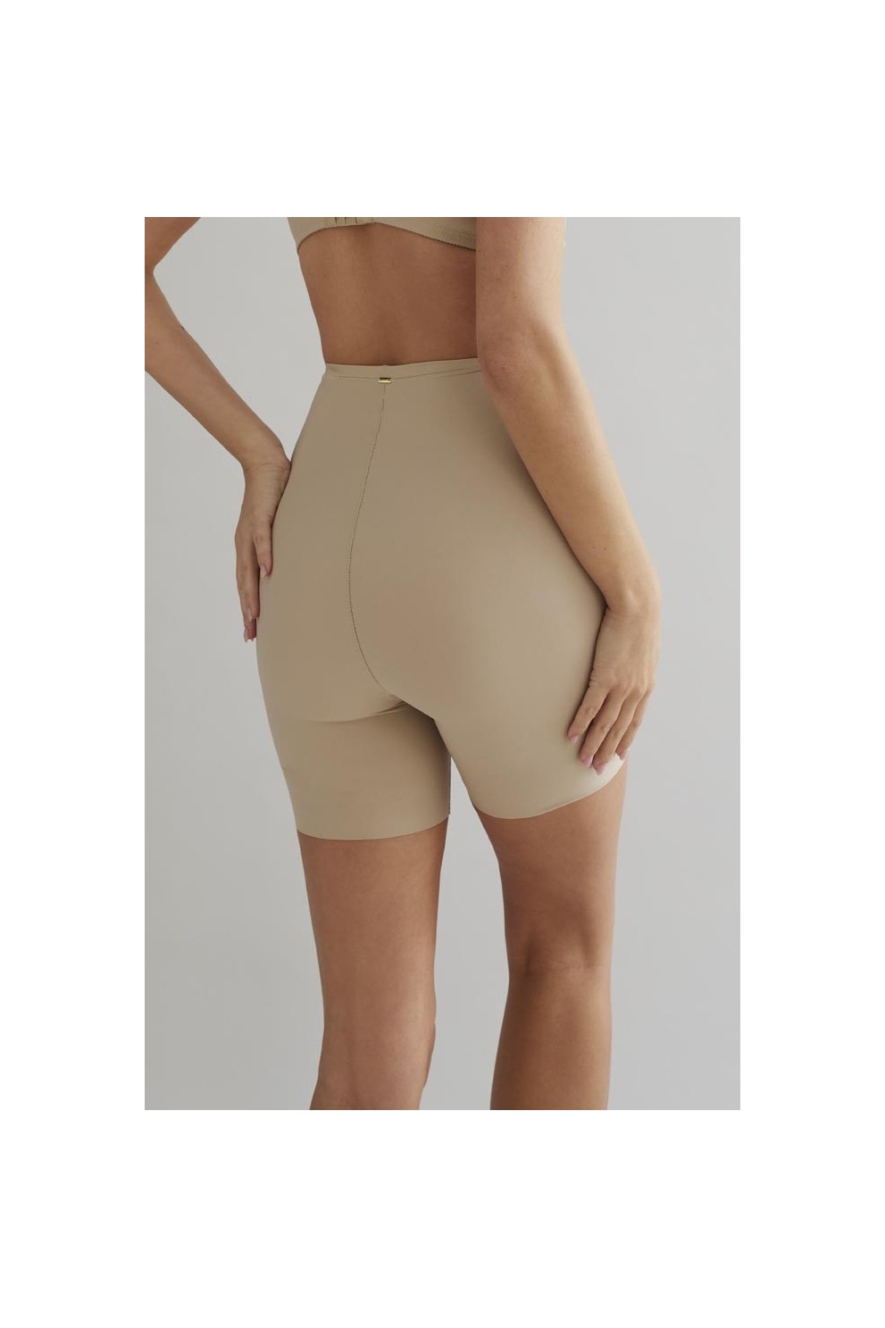 CINTURA COM CALÇAS CURTAS