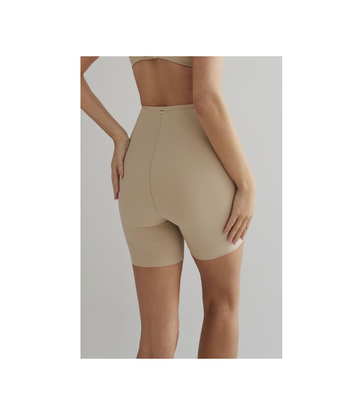 CINTURA COM CALÇAS CURTAS