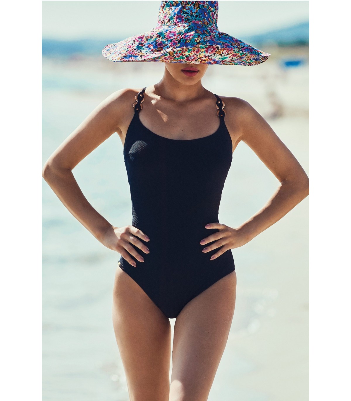 WIRELESS SQUARE NECKLINE SWIMSUIT